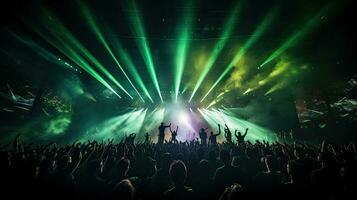 bondé concert salle avec vert étape lumières Roche spectacle gens silhouette coloré confettis explosion dans le air à une Festival photo