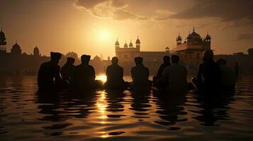 sikh pèlerins près le saint bassin à d'or temple dans amritsar punjab Inde photo