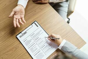 examinateur en train de lire une reprendre pendant emploi entretien à Bureau affaires et Humain Ressources concept photo