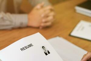 examinateur en train de lire une reprendre pendant emploi entretien à Bureau affaires et Humain Ressources concept photo