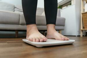 graisse régime et échelle pieds permanent sur électronique Balance pour poids contrôle. la mesure instrument dans kilogramme pour une régime contrôle. photo