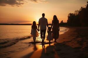 content famille en marchant à le plage à le coucher du soleil photo