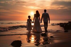 content famille en marchant à le plage à le coucher du soleil photo