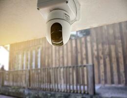 ip vidéosurveillance caméra installée sur haute plafond de le maison à faire le Sécurité par surveillance par mobile téléphone et ordinateur à enregistrer Humain la vie et propriété, doux et sélectif se concentrer. photo