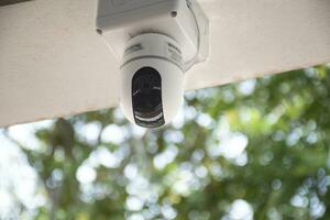 ip vidéosurveillance caméra installée sur haute plafond de le maison à faire le Sécurité par surveillance par mobile téléphone et ordinateur à enregistrer Humain la vie et propriété, doux et sélectif se concentrer. photo