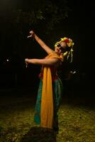 une traditionnel indonésien Danseur dansant avec le corps torsion sur étape photo