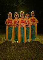 une groupe de indonésien traditionnel danseurs Danse avec leur copains dans de face de le étape lumières photo