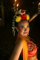 portrait de une Javanais Danseur avec fleurs sur sa tête et maquillage sur sa magnifique visage photo