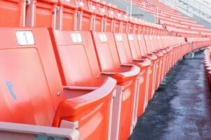 vide Orange des places à stade, rangées de siège sur une football stade photo