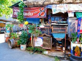 chiang Mai, Thaïlande, 2023 - beaucoup objets autour le maison dans jour photo