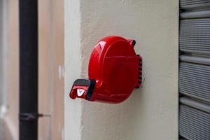 éliminateur de file d'attente de magasin de couleur rouge fixé au mur photo