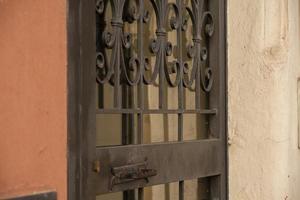 porte blindée en fer d'un magasin photo