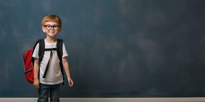 étudiant garçon avec sac à dos. concept de retour à école. ai généré photo