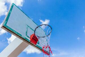 basketball cerceau sur bleu ciel photo