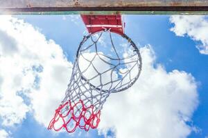 basketball cerceau sur bleu ciel photo