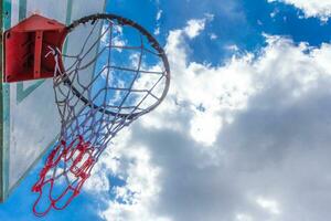 basketball cerceau sur bleu ciel photo