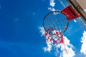 basketball cerceau sur bleu ciel photo