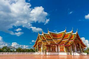 art du temple thaïlandais décoré dans une église bouddhiste photo