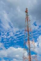 télécommunication la tour dans bleu ciel photo