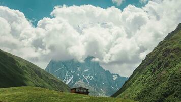 pittoresque rochers et montagnes, une magnifique solitaire maison des stands contre le Contexte de le montagnes. incroyable paysage de la nature et ciel photo