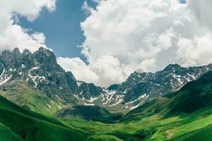 pittoresque rochers et montagnes, magnifique Contexte de le montagnes. incroyable paysage de la nature et ciel photo