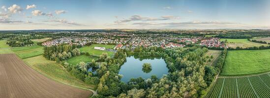 drone panorama de le petit ville diebourg près darmstadt dans du sud Hesse dans été photo
