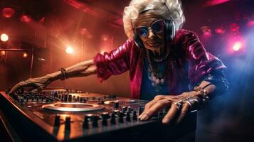 brillant personnes âgées femme dj à une délirer. techno fête dans le club. grand-mère dj. photo