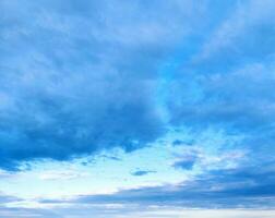 bleu ciel Contexte avec blanc des nuages. beauté brillant air Contexte. sombre vif cyan paysage. photo