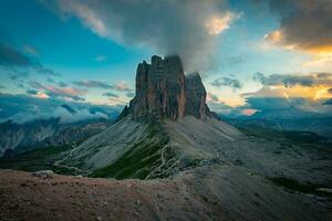 tre cime di lavaredo à le coucher du soleil photo