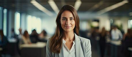 souriant femme d'affaires dans moderne Bureau photo