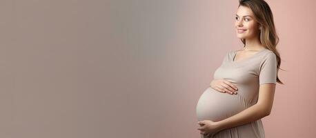 contenu Enceinte femme souriant et caressant ventre montrer du doigt à blanc Contexte profiter grossesse anticipant maternité photo