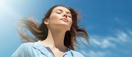 caucasien femme élongation bras et profiter une insouciant banque vacances en dessous de une clair bleu ciel photo