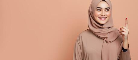 sur de soi Jeune arabe femme dans hijab montrer du doigt dans différent directions pour un publicité photo