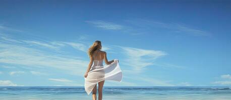 Jeune femme placement serviette sur plage vide zone photo