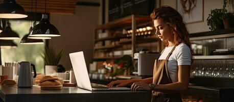 femelle barista en utilisant en ligne base de données à faire comptabilité Documentation dans moderne conçu café photo