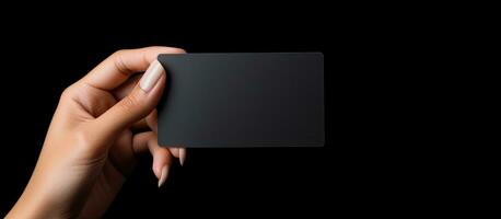 caucasien femme s main détient noir affaires carte sur noir Contexte symbolise affaires et l'écriture espace photo