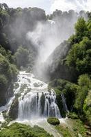 cascade de marmore ouverte à plein débit photo