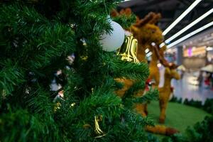 Noël arbre et Noël décorations dans achats centres commerciaux photo