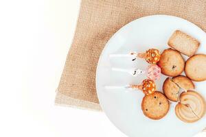 beurre biscuits dans une blanc assiette sur une blanc Contexte. photo