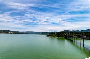 lac corbara en ombrie avec zones de baignade photo