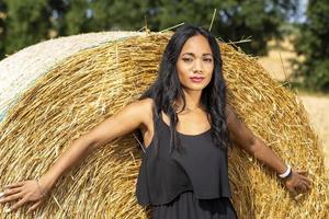 fille indienne appuyée contre une balle de foin photo