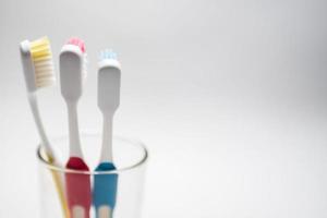 trois brosse à dents sur verre photo