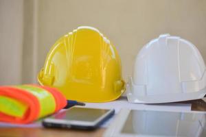 sécurité du casque jaune pour l'ingénierie sur le bureau au bureau photo