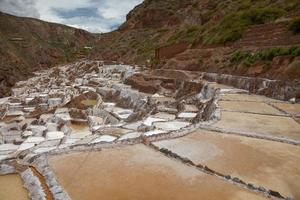 salina de maras, le champ de sel inca traditionnel près de cuzco, pérou photo