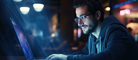 milieu est homme avec des lunettes en utilisant ordinateur dans illuminé cabine avec espace pour texte photo