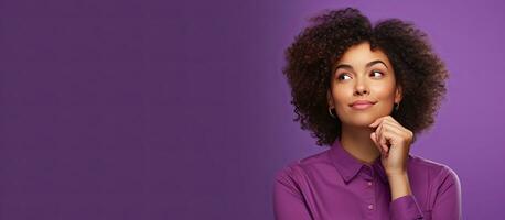 réfléchi femme sur violet Contexte envisage décision évalue publicité photo