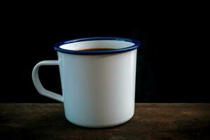 tasse de café sur vieux en bois table photo