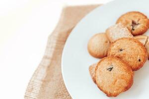 beurre biscuits dans une blanc assiette sur une blanc Contexte. photo