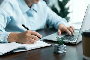 femme d'affaires travail à analyser, travail ensemble à discuter entreprise financier statistiques, idée de génie des idées, et graphique les documents sur le tableau. photo