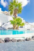 parfait vue dans Santorin avec blanc architecture luxe infini bassin plus de croisière navires et bleu mer. luxe été vacances et vacances concept. incroyable paysage caldeira voir, Voyage destination photo